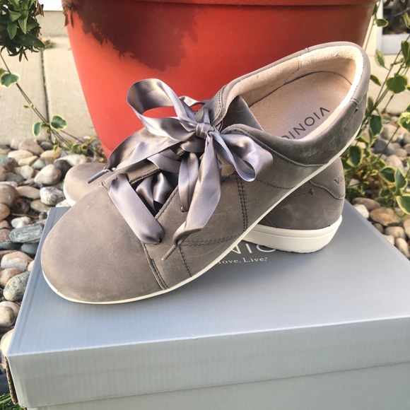 vionic women's tennis shoes